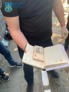 прокурор, використовуючи своє службове становище, вимагав у громадянина 10 тисяч доларів США