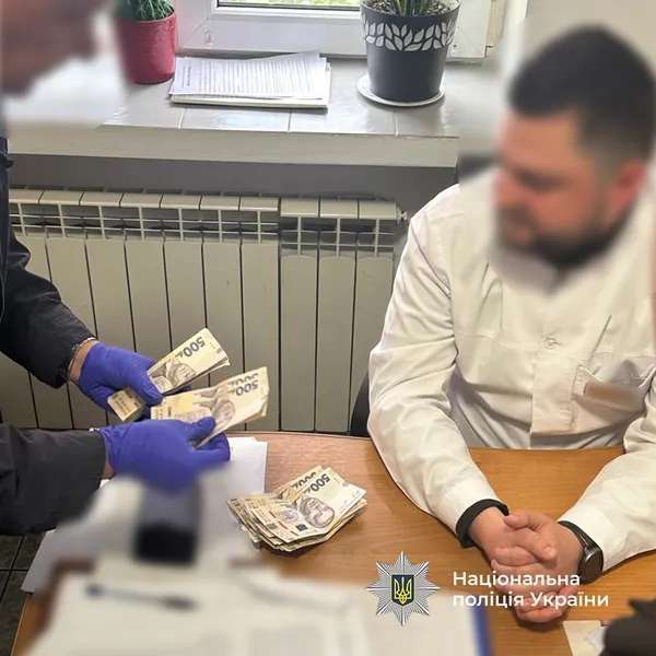 Затримання лікаря в Луцьку на хабарі за фальшиву непридатність