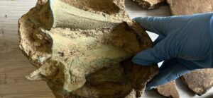 бронзові сокити в керамічному горщику