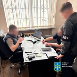 Безпідставно виплатили понад 2,2 млн гривень зарплати працівникам, які перебували за кордоном