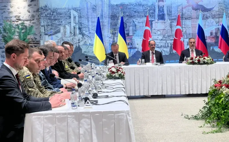 Переговори України та Росії у Стамбулі — делегації за одним столом
