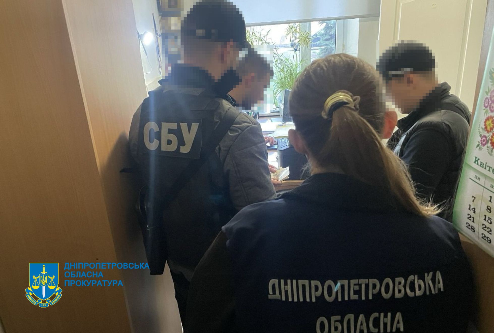 Посадовець медзакладу отримує хабар — у Дніпрі його викрито правоохоронцями