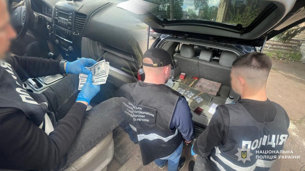 Затримання посадовця ТЦК за хабар у Чернігівській област