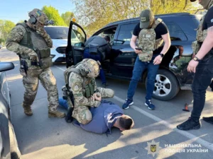 У Вінницькій області слідчі задокументували корупційну схему, за якою 38-річний командир військової частини разом із 29-річною лікаркою, членкинею військово-лікарської комісії, вимагали від військовозобов’язаного 4000 доларів США за ухвалення «правильного» медичного рішення. За ці гроші зловмисники обіцяли надати висновок ВЛК про обмежену придатність до служби у бойових підрозділах, що фактично звільняє від відправки на фронт. Як діяла схема За даними слідства, командир військової частини координував процес, а лікарка-госпітальєрка забезпечувала відповідні висновки медичної комісії. Їхні дії кваліфіковані як зловживання впливом — ч. 3 ст. 369-2 КК України. Правоохоронці задокументували кілька фактів отримання хабарів. Командира затримали спецпризначенці КОРД під час передачі частини грошей, а лікарку — вдома. Під час обшуків вилучено готівку, телефони, транспорт, медичні документи та інші докази. Що далі 3 травня за процесуального керівництва Вінницької спеціалізованої прокуратури у сфері оборони затриманим оголошено про підозру. Їм загрожує до 8 років позбавлення волі з конфіскацією майна. Суд вже обрав запобіжний захід у вигляді тримання під вартою з можливістю внесення застави