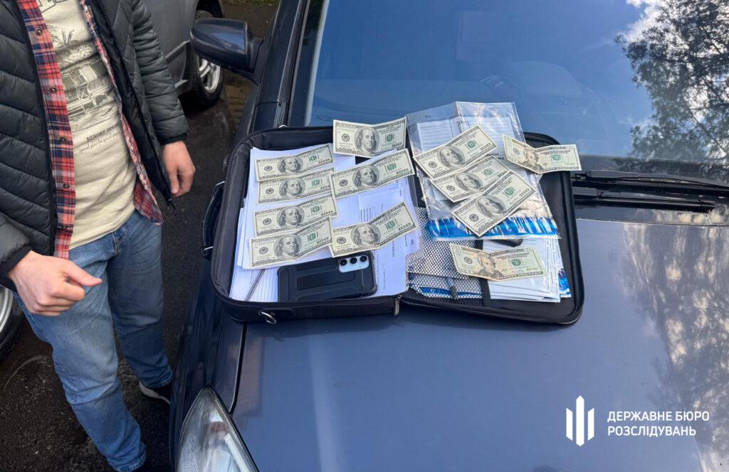 Затримання поліцейського за злив службової інформації
