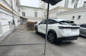 Електромобіль Nissan біля Полтавської міськради — скандал із зарядкою