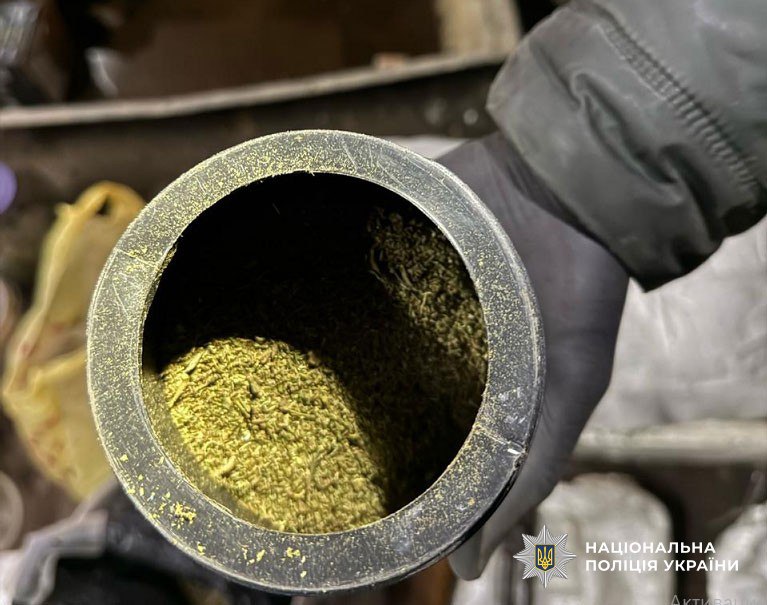 Поліція затримала наркоугруповання на Полтавщині — наркотики, авто і готівка