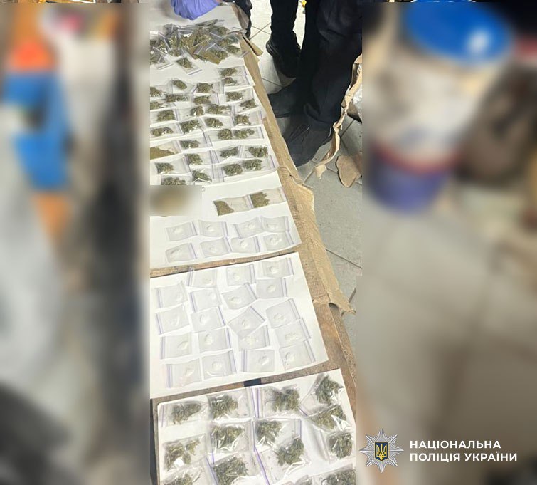 Поліція затримала наркоугруповання на Полтавщині — наркотики, авто і готівка