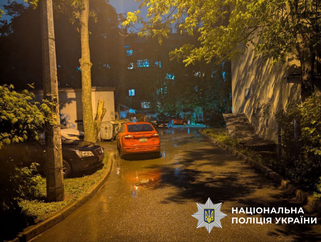 Підліток пограбував дівчину в Києві під час продажу телефону