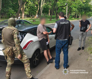 Затримання чоловіка, який хотів купити секретну оборонну інформацію