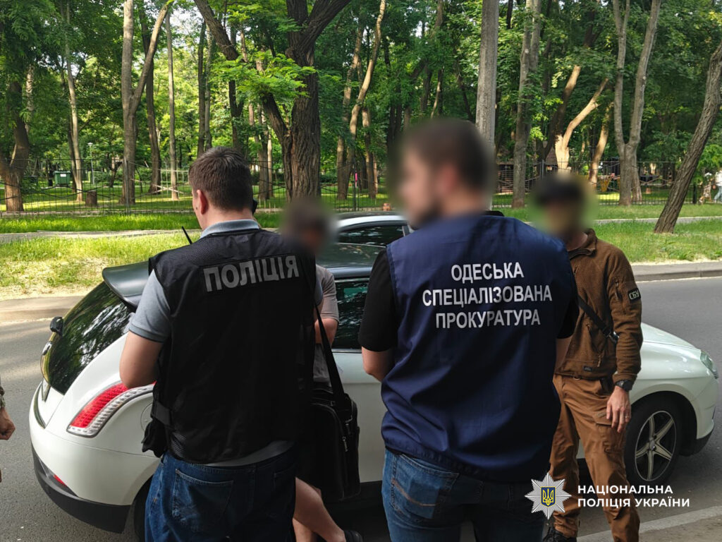 Затримання чоловіка, який хотів купити секретну оборонну інформацію