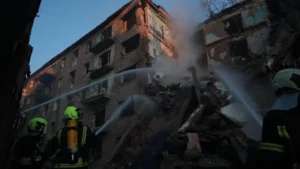 Наслідки нічної атаки на Київ, рятувальники серед руїн