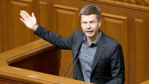 Після розслідування про себе нардеп Олексій Гончаренко звернувся до редакції Bihus.Info з вимогою надати звіти про фінансування, зарплати і донорів