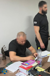 Затримання кадровика лікарні в Закарпатті за хабар за фіктивну інвалідність