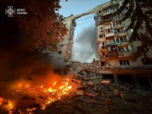 Масована атака на Київ — рятувальники ліквідують наслідки удару