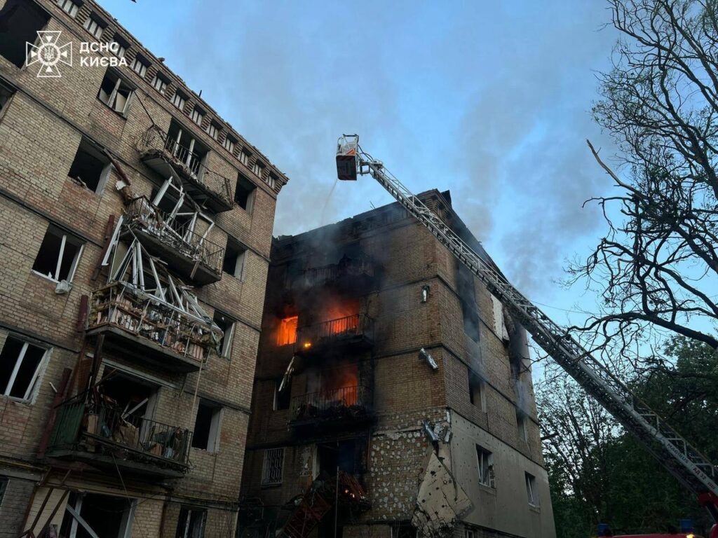 Масована атака на Київ — рятувальники ліквідують наслідки удару