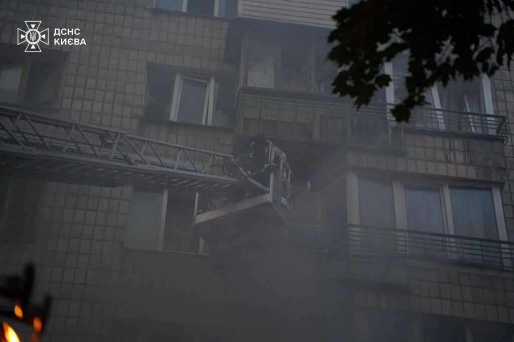 Масована атака на Київ — рятувальники ліквідують наслідки удару