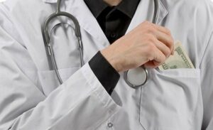 Медсестра Рівненської лікарні отримала штраф за хабар