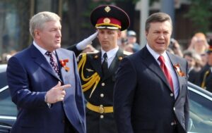 Фото: ексміністр оборони України Михайло Єжель та експрезидент України Віктор Янукович (Getty Images)