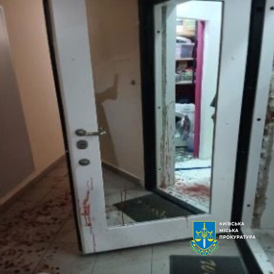 наслідки нічної атаки дронами на Київ, пошкоджений будинок у Дарницькому районі