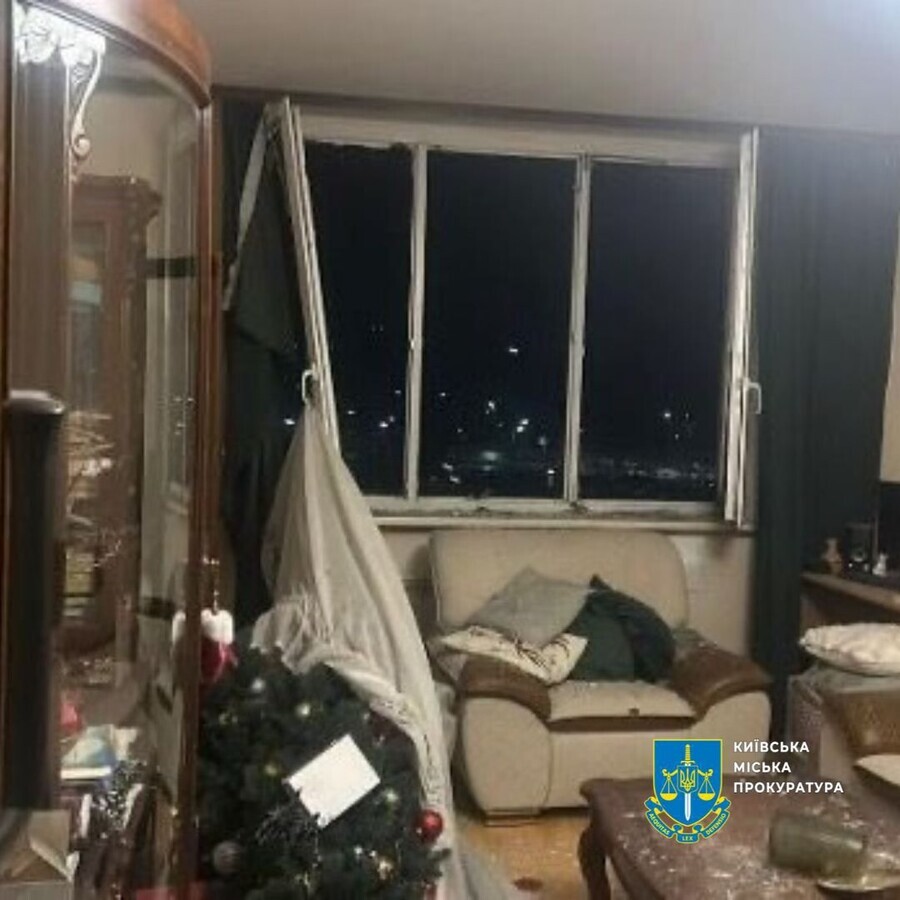 наслідки нічної атаки дронами на Київ, пошкоджений будинок у Дарницькому районі