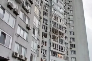 наслідки нічної атаки дронами на Київ, пошкоджений будинок у Дарницькому районі