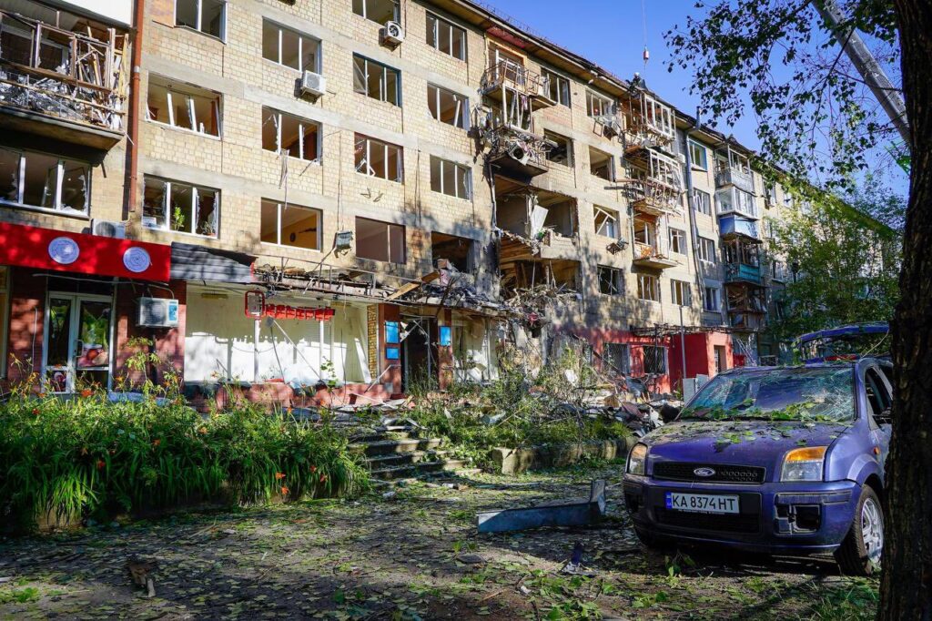 Масштабна нічна атака на Київ 4 липня — палаючі будинки та уламки дронів