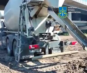 Бетон зливають у воду з міксера біля Подільського мосту