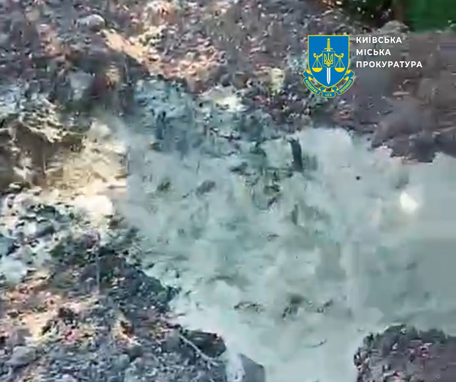Бетон зливають у воду з міксера біля Подільського мосту