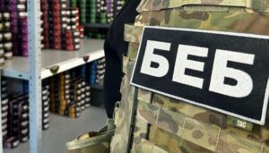 Гроші, документи й печатка ПАТ «Укрнафта» на столі