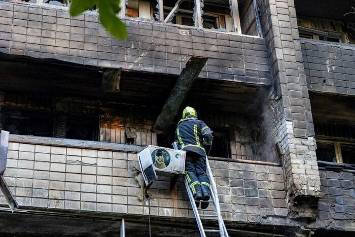 Масштабна нічна атака на Київ 4 липня — палаючі будинки та уламки дронів