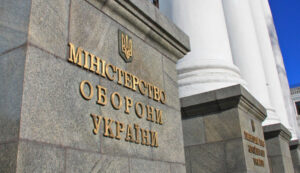 Давид Арахамія на засіданні парламенту, захищає проєкти Defence City