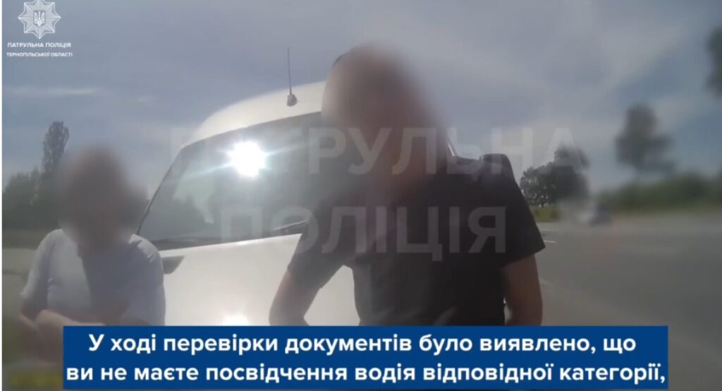 Батько дозволив неповнолітньому синові без посвідчення водія сісти за кермо