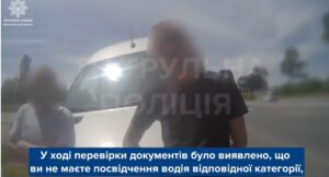 Батько дозволив неповнолітньому синові без посвідчення водія сісти за кермо