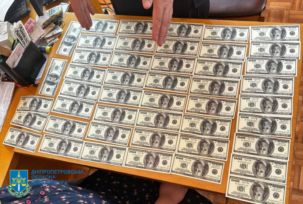 Затримання лікаря у Кривому Розі на хабарі $5 тисяч за фіктивні медичні документи