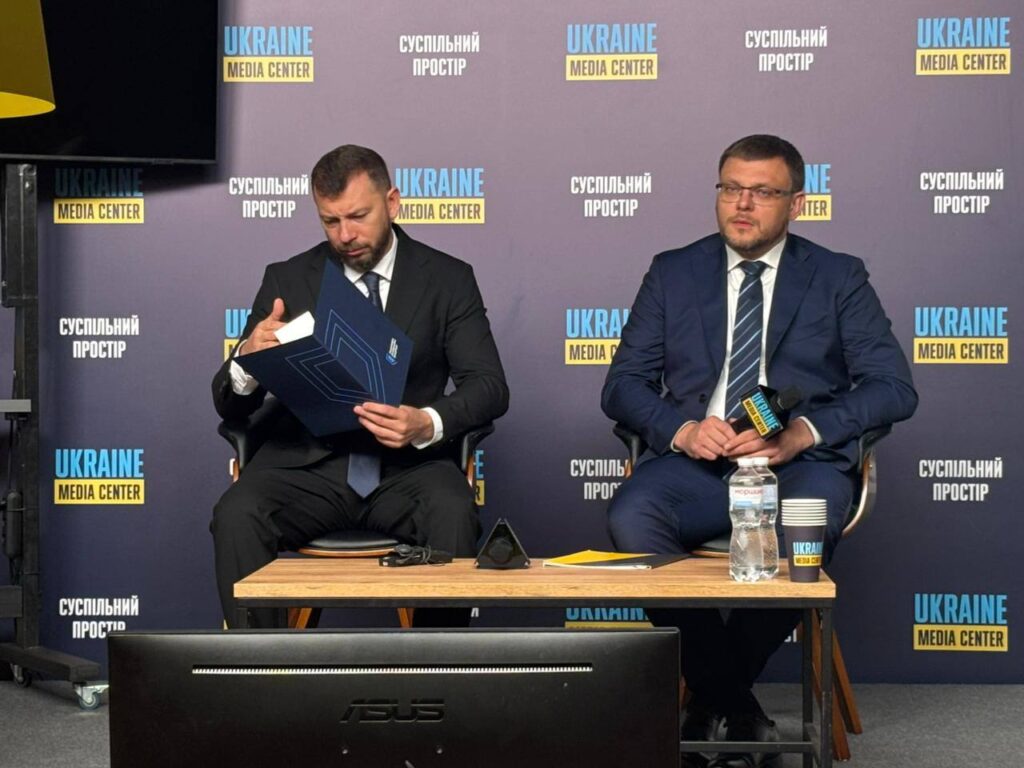 Директор НАБУ Семен Кривонос та керівник САП Олександр Клименко під час брифінгу у Києві