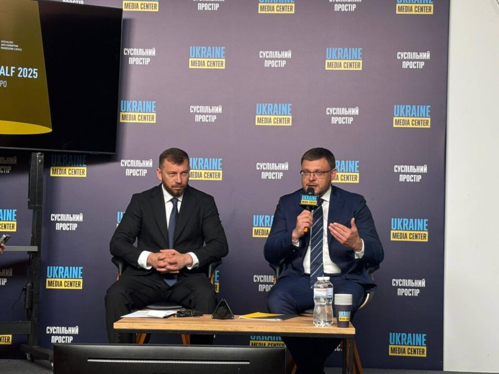 Директор НАБУ Семен Кривонос та керівник САП Олександр Клименко під час брифінгу у Києві