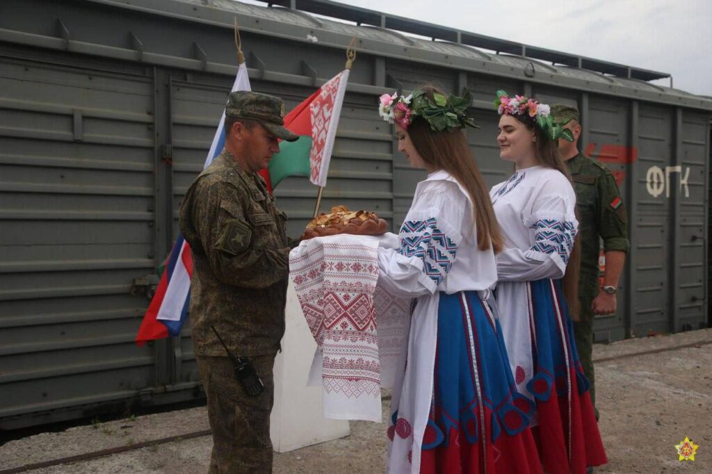 Перший ешелон російських військових прибув до Білорусі