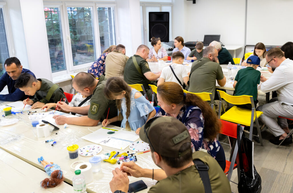 Суддя малює з дитиною під час арттерапії у рамках “Конституційних студій” Фемідп Про