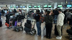 У низці європейських аеропортів відбулися серйозні збої – системи автоматичної реєстрації пасажирів і багажу припинили працювати.