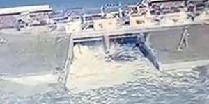 Скидання води на дамбі Бєлгородського водосховища після атаки (Фото: Пепел. Белгород / Telegram)