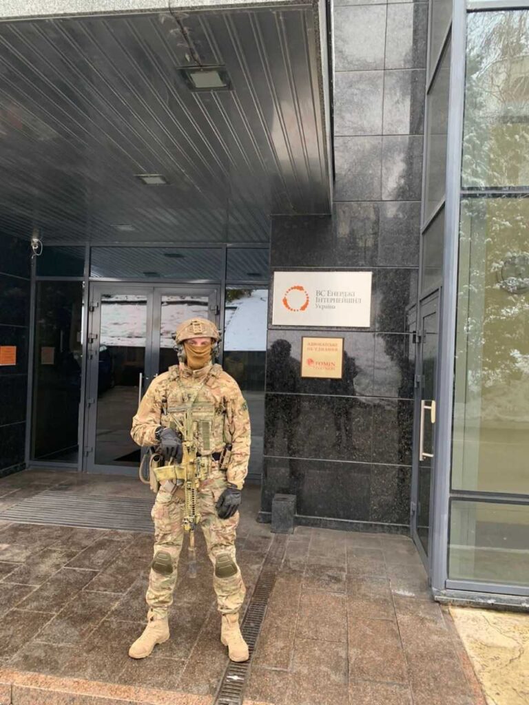 Співробітник СБУ поруч з офісом компанії VS Energy. Фото: джерело в СБУ