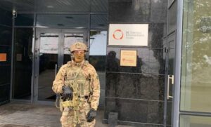 Співробітник СБУ поруч з офісом компанії VS Energy. Фото: джерело в СБУ