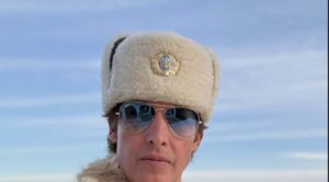 Джеймс Блант опублікував фото з українським тризубом після критики за капелюх з російським гербом