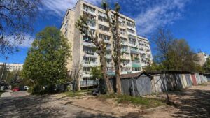 У Львові чиновниця використала ШІ-зображення обрізки дерев як доказ виконаних робіт, які фактично не проводилися.