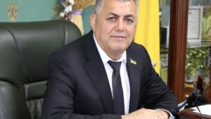 На мера П’ятихаток скоїли напад із ножем: посадовець у лікарні