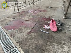 Дрон РФ вдарив по Корабельному району Херсона: поранені четверо людей біля супермаркету Херсон
