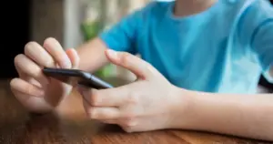 У Чехії готують повну заборону мобільних телефонів у школах діти