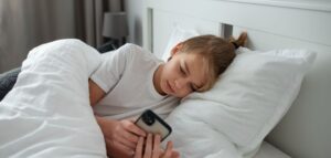 Велика Британія запроваджує обмеження на користування соцмережами для дітей до 16 років дитина з телефоном