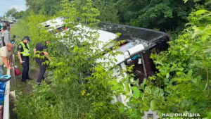 На Хмельниччині перекинувся туристичний автобус із понад 50 людьми: є постраждалі